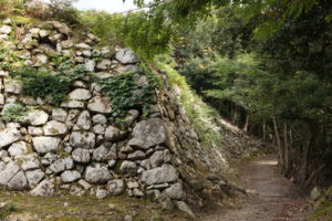 有子山城　第三郭は南側にも石垣がある唯一の郭です。