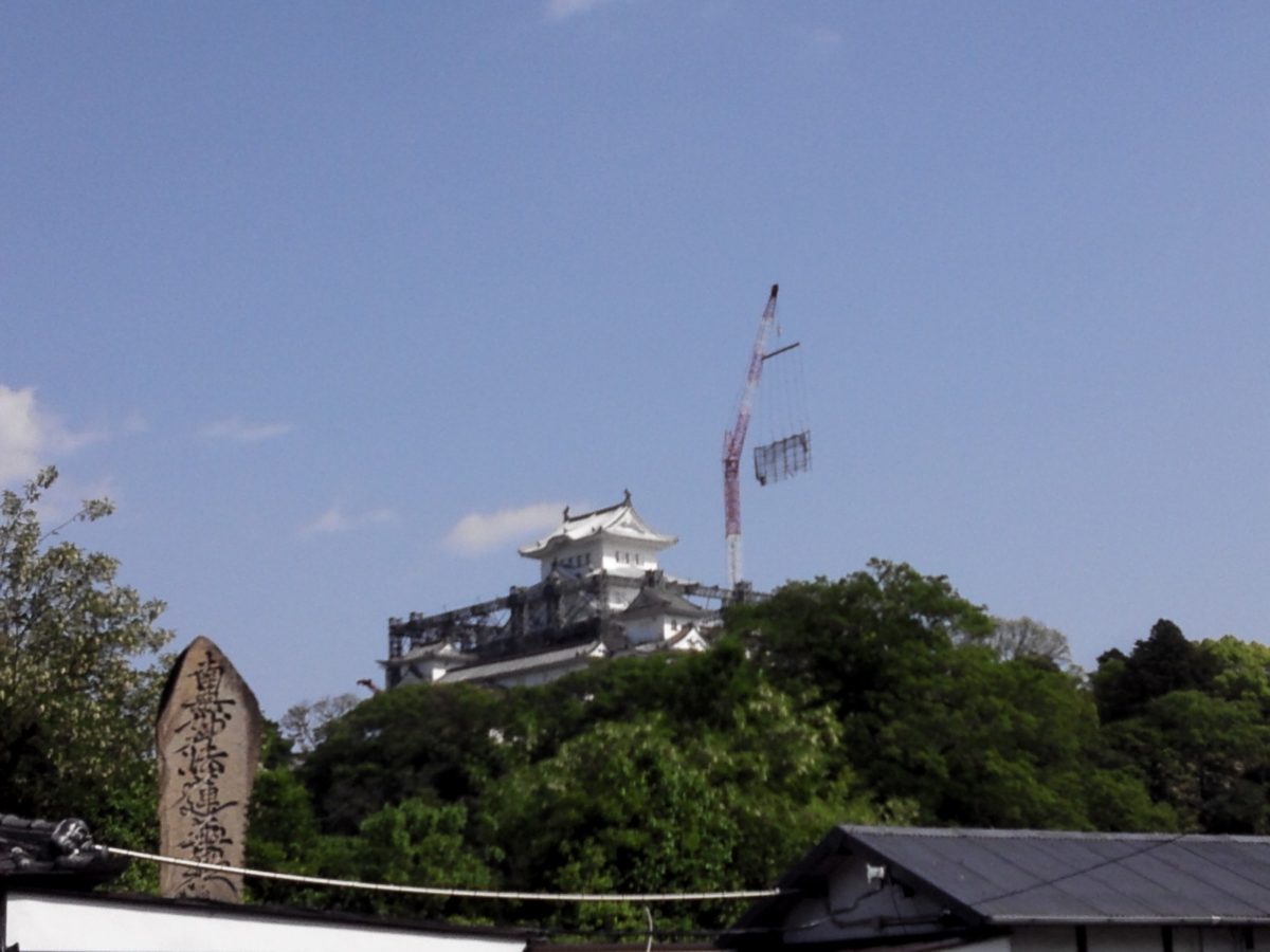 足場を解体中の姫路城