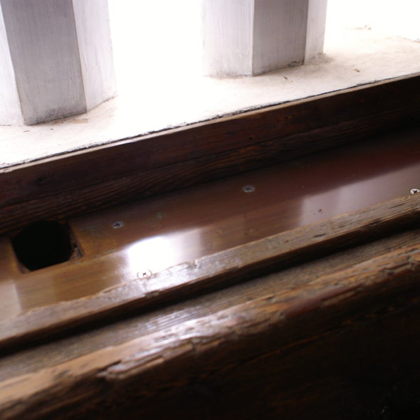 姫路城　西の丸の縦格子は8角形　鉄板で補強されています。