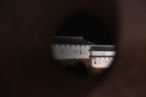 姫路城　西の丸の狭間から見たライトアップ