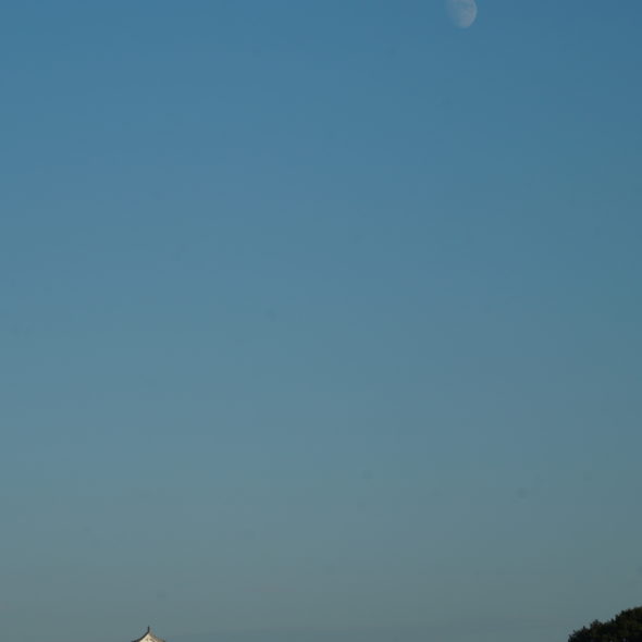 月と姫路城