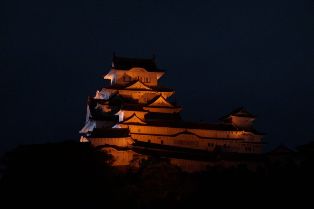 オレンジ色ライトアップ